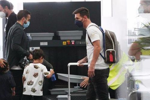Messi được chào đón như người hùng ở Pháp