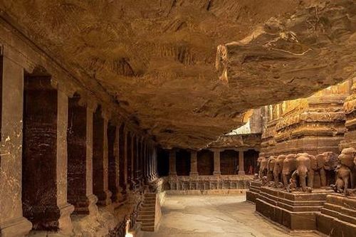Bí ẩn đền thờ được đục từ một vách đá