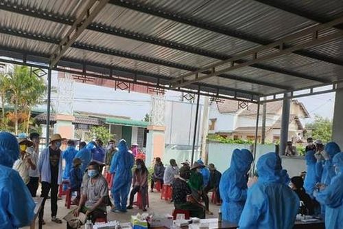 Phong tỏa, cách ly hơn 4.000 hộ dân ở xã có nhiều F0 chưa rõ nguồn lây