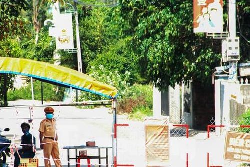 Tấn công thành viên tổ kiểm dịch vì bảo lãnh bạn qua chốt không được