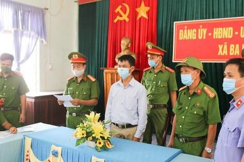 Bắt nguyên chủ tịch và cán bộ địa chính xã Ba Lòng