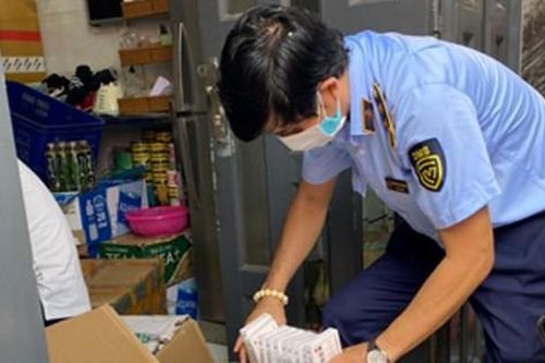 TPHCM: Đột kích kho hàng thuốc lậu 'hỗ trợ điều trị COVID-19'
