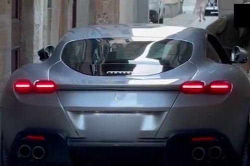 Mắc kẹt trong ngõ, siêu xe Ferrari rơi vào cảnh 'tiến thoái lưỡng nan'