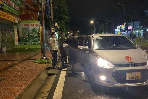 Chốt kiểm dịch mời cơm, tìm xe giúp 2 vợ chồng về quê chịu tang mẹ
