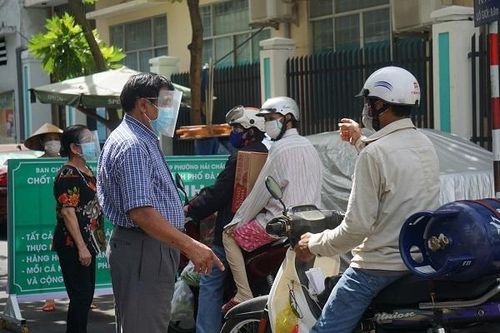 Dân Đà Nẵng thay nhau trực chốt, ngăn người lạ vào 'vùng xanh'