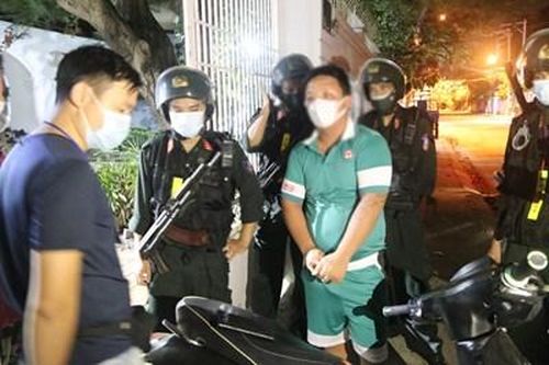 Nam thanh niên đi mua đồ nhậu lúc nửa đêm bất chấp lệnh cấm