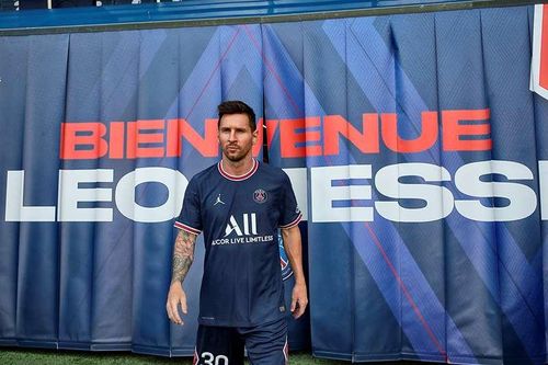 Hàng trăm cảnh sát hộ tống Messi đến ký hợp đồng với PSG