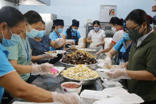 Ấm lòng những suất cơm 0 đồng cho các khu cách ly tại Quảng Trị