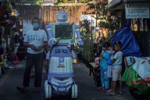 Indonesia: Robot bằng vật liệu tái chế trợ giúp người mắc COVID-19