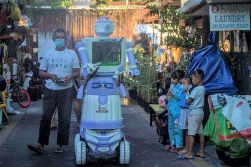 Chú robot làm từ đồ điện bỏ đi thành 'giúp việc' đắc lực thời COVID-19