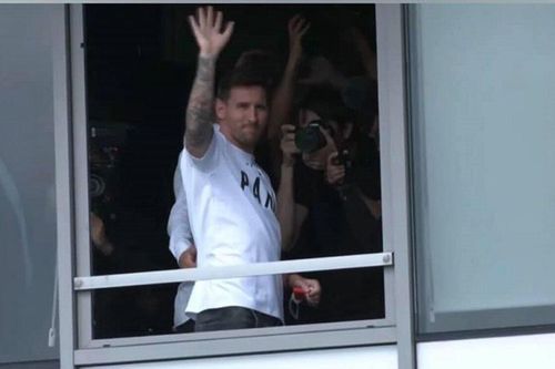 Messi đã đặt chân đến Paris, giơ tay vẫy chào fan PSG