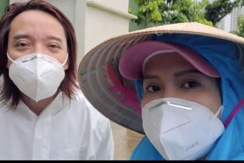 Chồng đội mưa làm từ thiện, Việt Hương xót xa: Ở Mỹ làm thầy giáo ngon lành, giờ khuân vác thấy thương