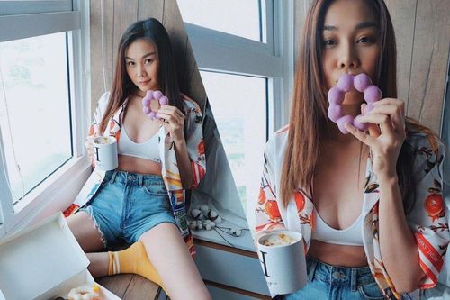 Siêu mẫu Thanh Hằng ở nhà ăn bánh với dáng ngồi khiến fan hết hồn