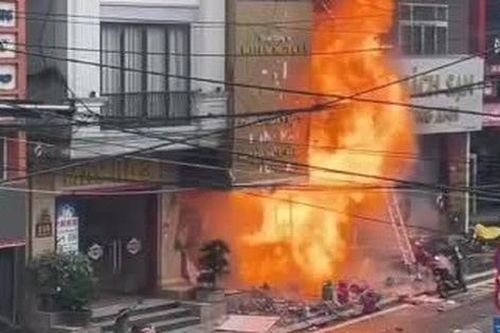 Cửa hàng gas bốc cháy dữ dội, nhiều tiếng nổ lớn như bom