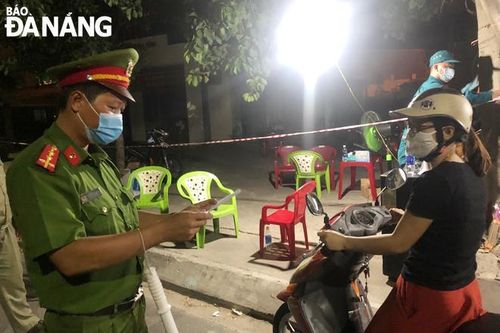 Đêm trắng tại chốt kiểm soát dịch