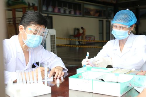 Lấy 306 mẫu xét nghiệm SARS-CoV-2 giám sát chủ động COVID-19 trên địa bàn