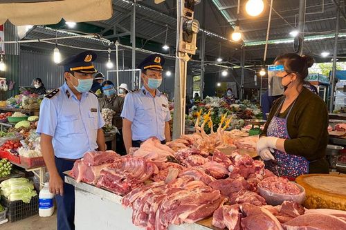 Lực lượng quản lý thị trường kiểm tra chợ truyền thống, cửa hàng tạp hóa tại Đà Lạt