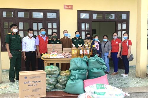 Tặng quà cho khu cách ly tập trung trên địa bàn huyện Yên Khánh