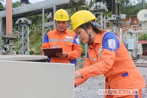Nâng cao chất lượng đội ngũ nữ công nhân ngành điện