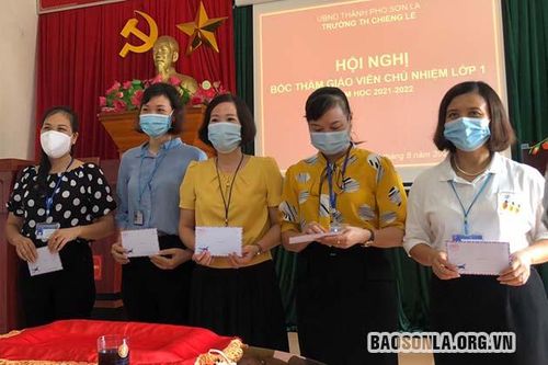 Năm đầu tiên, ngành giáo dục Thành phố tổ chức bốc thăm giáo viên chủ nhiệm lớp 1