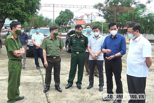 Đồng chí Chủ tịch UBND tỉnh kiểm tra phòng, chống dịch COVID-19 tại huyện Mai Sơn