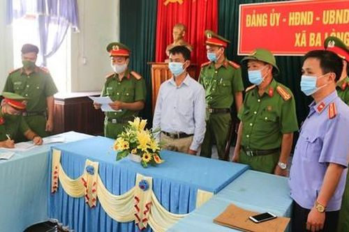 Bắt Chủ tịch xã và cán bộ địa chính thu hàng trăm triệu đồng của dân