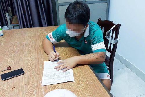 Nửa đêm đi mua mồi nhậu bị phát hiện, thanh niên lao vào căn biệt thự để trốn