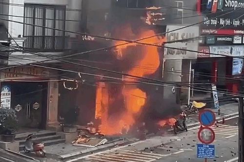 Cửa hàng gas ở Sa Pa bốc cháy dữ dội, 2 nhà bên cạnh bị thiêu rụi