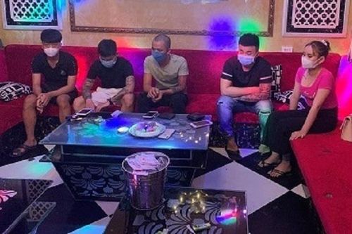 Bất chấp lệnh cấm, quán karaoke mở cửa đón hàng chục người sử dụng ma túy