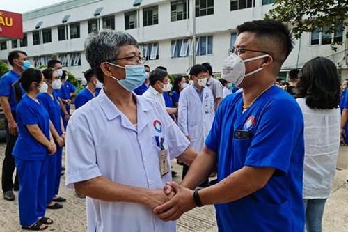 Quảng Bình: 50 thầy thuốc lên đường vào TP.HCM chống dịch theo mệnh lệnh từ trái tim