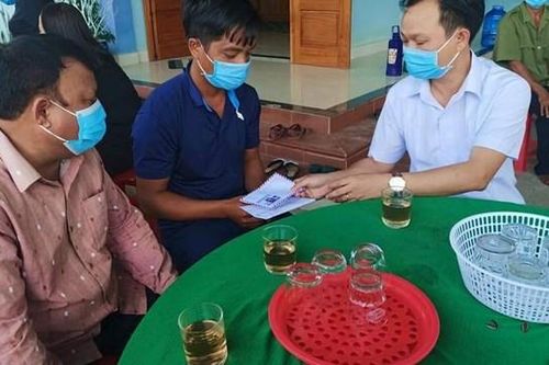 Bé gái 6 tuổi bị ong vò vẽ đốt tử vong khi đang hái nhãn