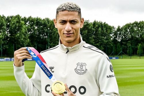 Richarlison đeo HCV Olympic đến sân tập của Everton
