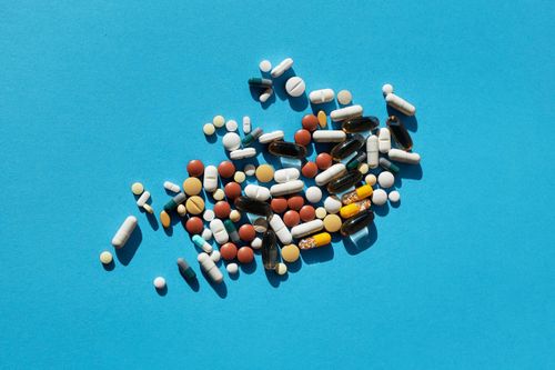 Thế giới có vaccine, tại sao vẫn cần thuốc đặc trị Covid-19?