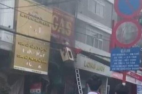 Phút giải cứu 2 bé gái trong vụ cháy cửa hàng gas ở Sa Pa