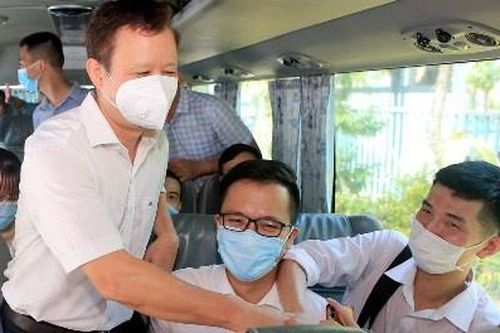 Gần 100 y bác sĩ Huế chi viện trung tâm hồi sức Covid-19 ở TP.HCM