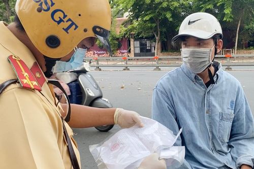 Cầm giấy thông hành hết hạn ra đường, nam thanh niên bị phạt 4,4 triệu