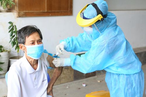 Nhiều tỉnh, thành phố đẩy nhanh tốc độ tiêm vaccine Covid-19