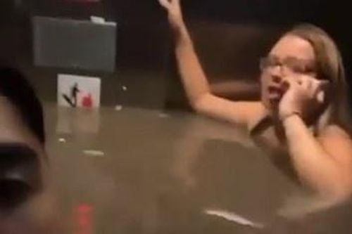 Nước lũ tràn vào thang máy khiến 3 người suýt chết đuối ở Mỹ