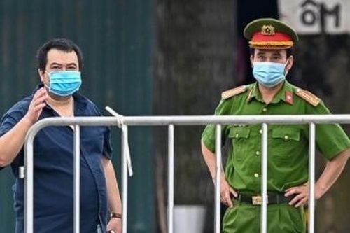 Sa thải 2 cán bộ, nhân viên xúc phạm lực lượng chống dịch