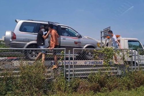 Chở 7 người qua chốt kiểm dịch, tài xế xe cứu hộ bị lập biên bản