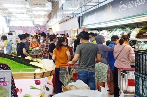 Người dân Đà Nẵng đổ xô đi mua hàng hóa dự trữ