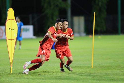 U23 Việt Nam tập thể lực trong điều kiện thời tiết bất lợi