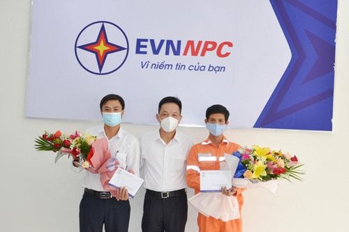 Khen thưởng 2 công nhân dùng gầu xe nâng cứu 2 cháu bé trong vụ cháy cửa hàng gas