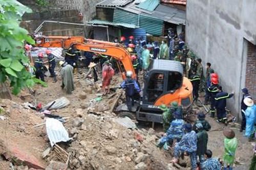 Kịp thời cứu nạn vụ sạt lở đất vùi lấp 4 người