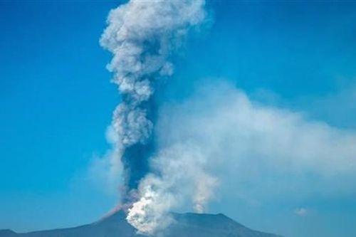 Italy: Miệng núi lửa Etna nhô cao kỷ lục