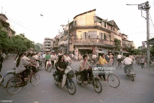 Loạt ảnh 'chất như nước cất' về Sài Gòn, Hà Nội năm 1994