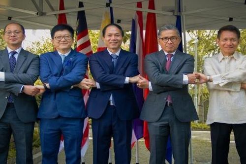 Đại sứ quán Việt Nam tại Hà Lan tổ chức Lễ thượng cờ ASEAN
