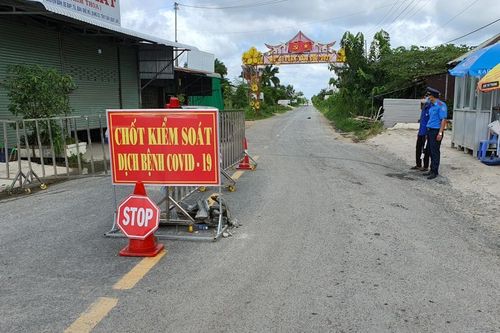 Sóc Trăng: Đình chỉ công tác Chủ tịch xã lơ là quản lý để dịch bệnh lây lan