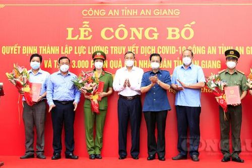 An Giang ra mắt lực lượng truy vết dịch Covid-19, tặng 3.000 phần quà đến người khó khăn