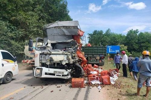 Hà Tĩnh: Xe tải tông trực diện với xe đầu kéo, 1 tài xế tử vong tại chỗ